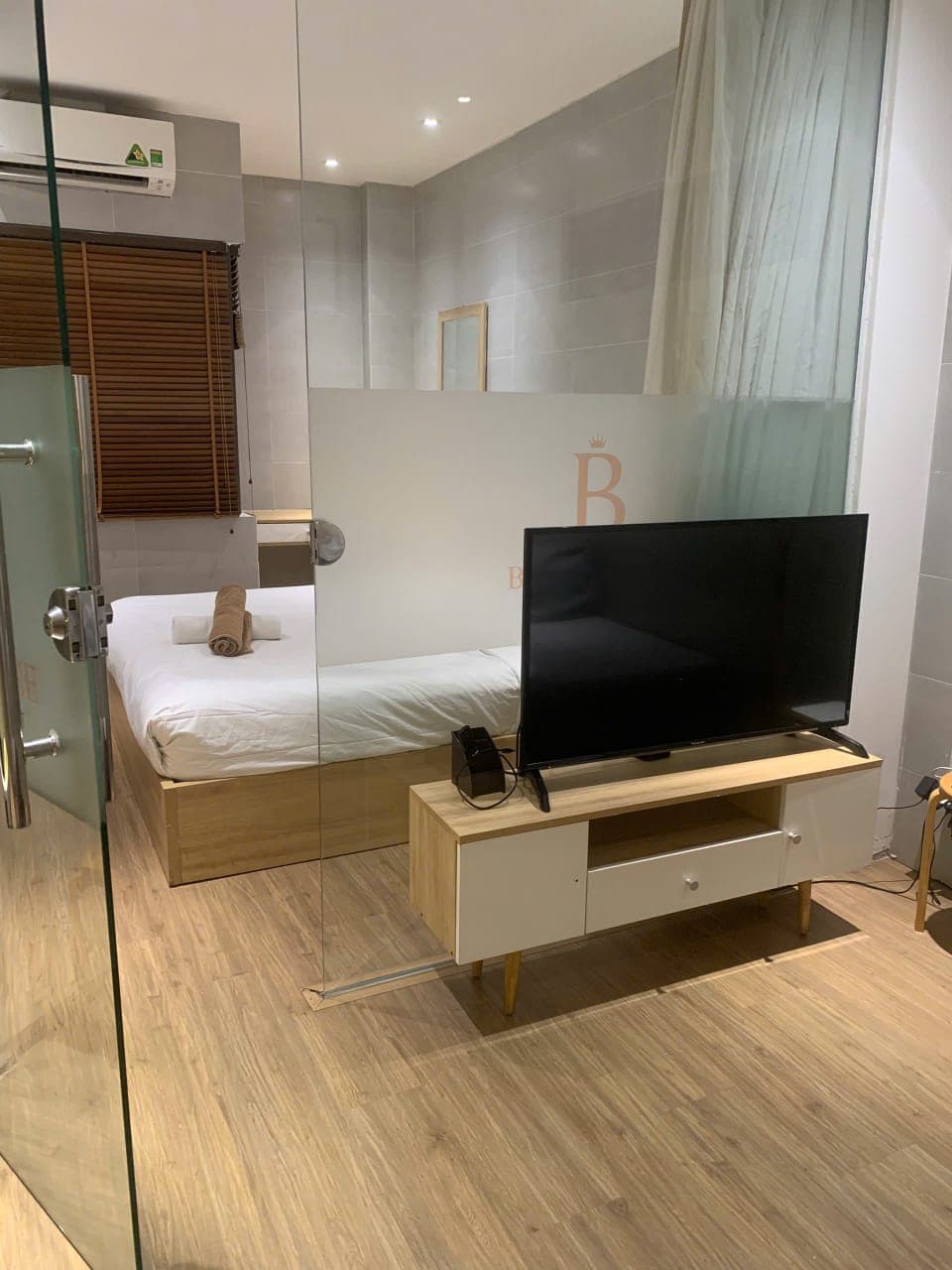 1 Bedroom on the 3" floor, 40m², Best located, small Windows 5