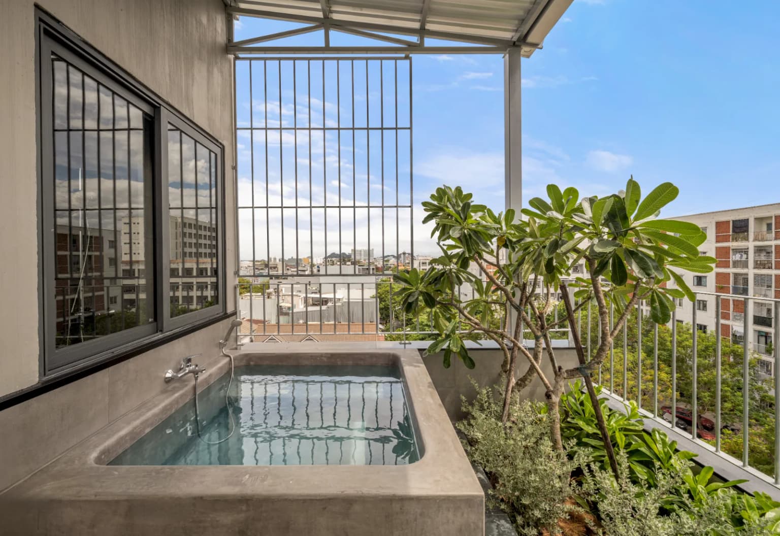 Luxury King Rooftop Studio with Terrace Bathtub