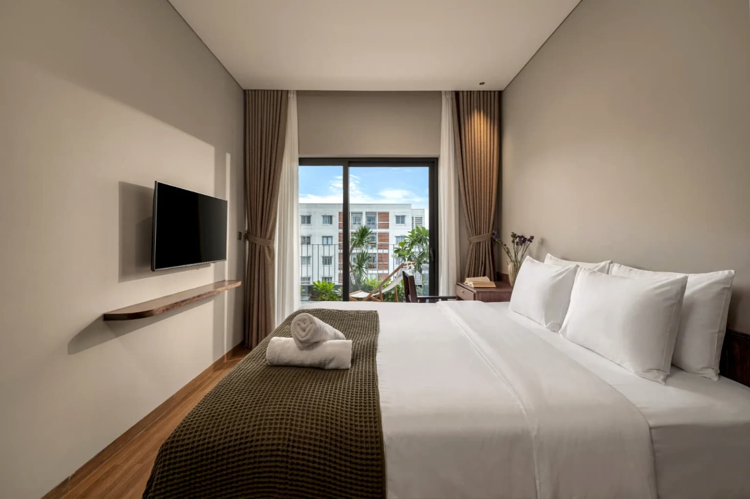 Luxury King Rooftop Studio with Terrace Bathtub 4