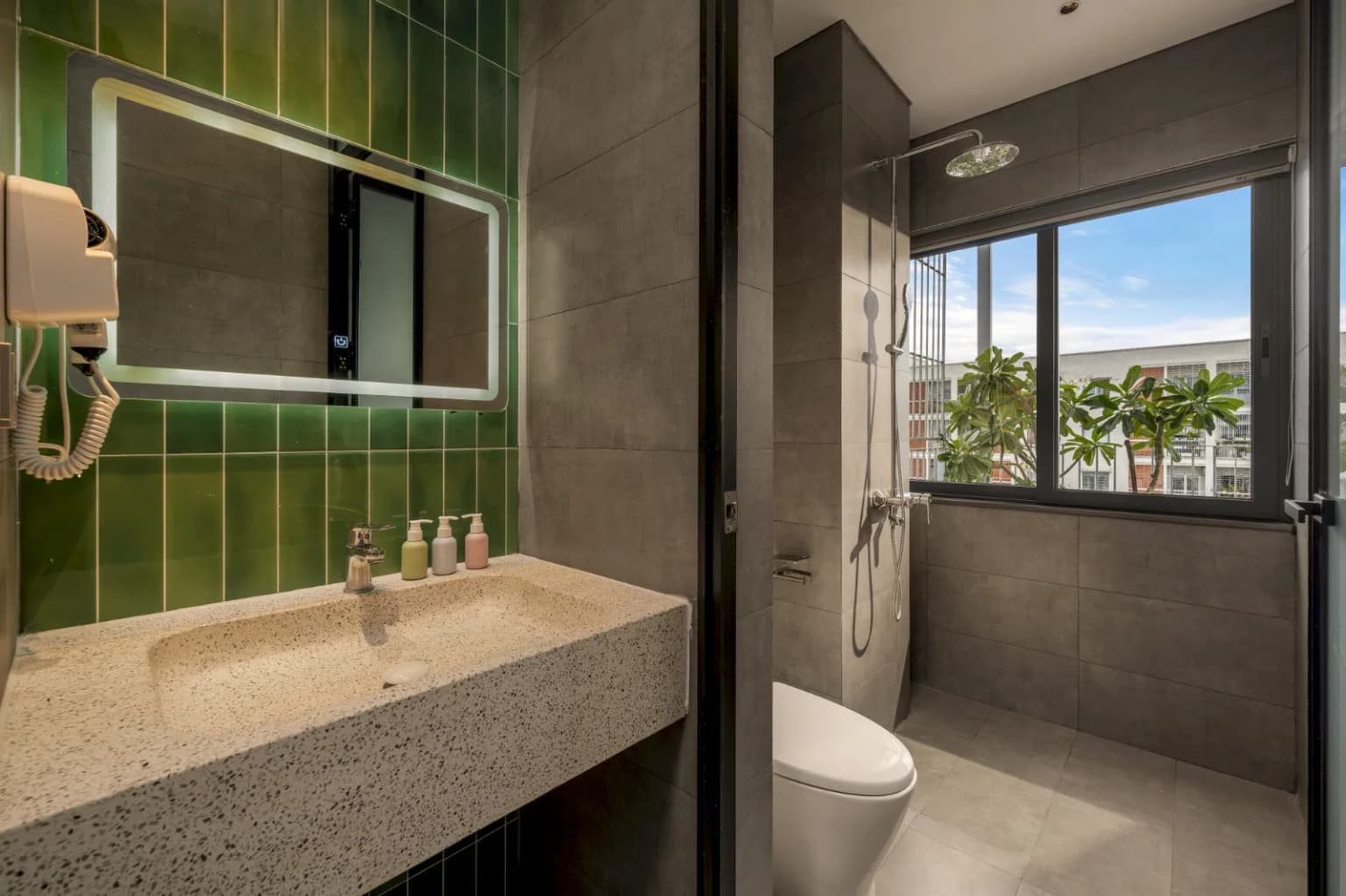 Luxury King Rooftop Studio with Terrace Bathtub 5