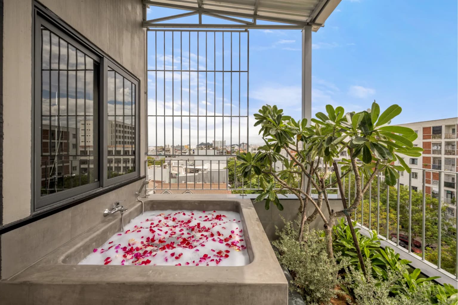 Luxury King Rooftop Studio with Terrace Bathtub 6
