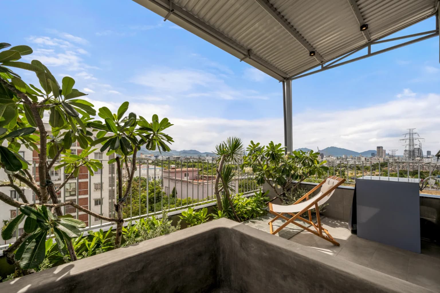 Luxury King Rooftop Studio with Terrace Bathtub 7