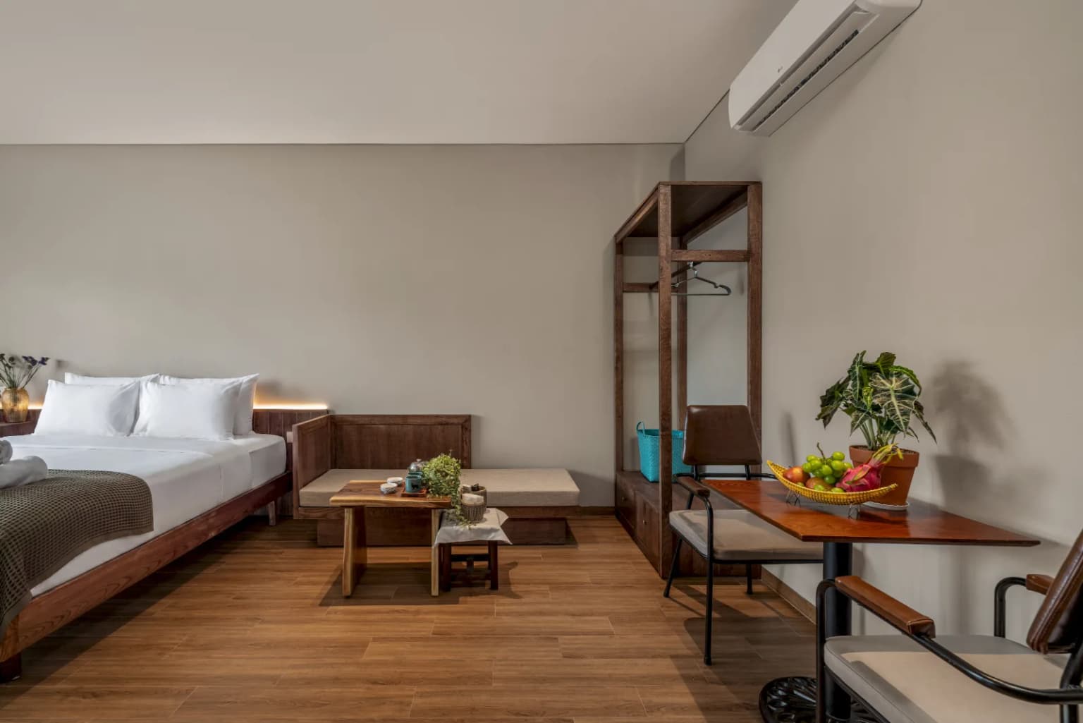Luxury King Rooftop Studio with Terrace Bathtub 8