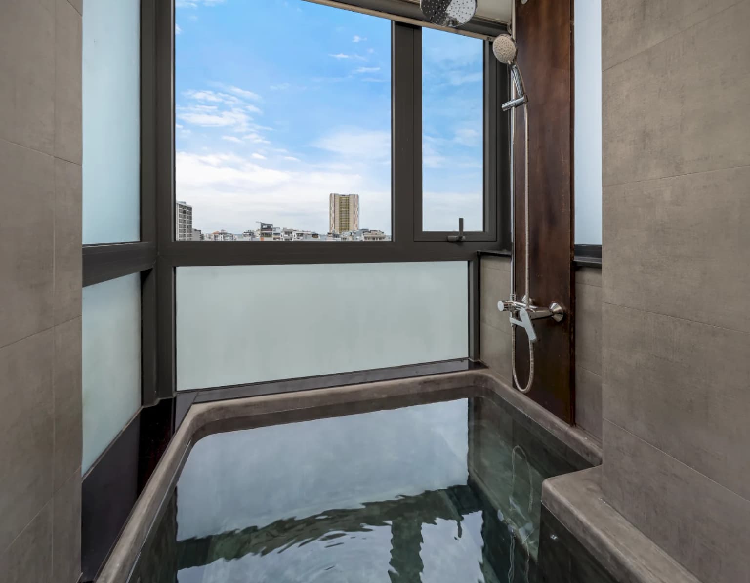 East-Facing Wabi-Sabi 1BR with Balcony & Tub, 3 Floor 4