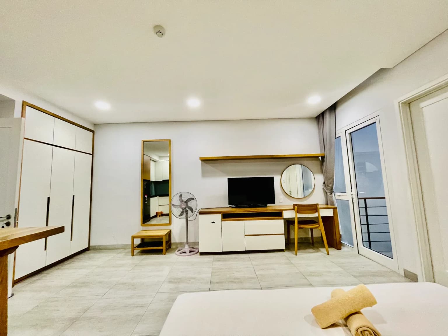 Dawn Studio - Ergo Chair & King Bed near Beach