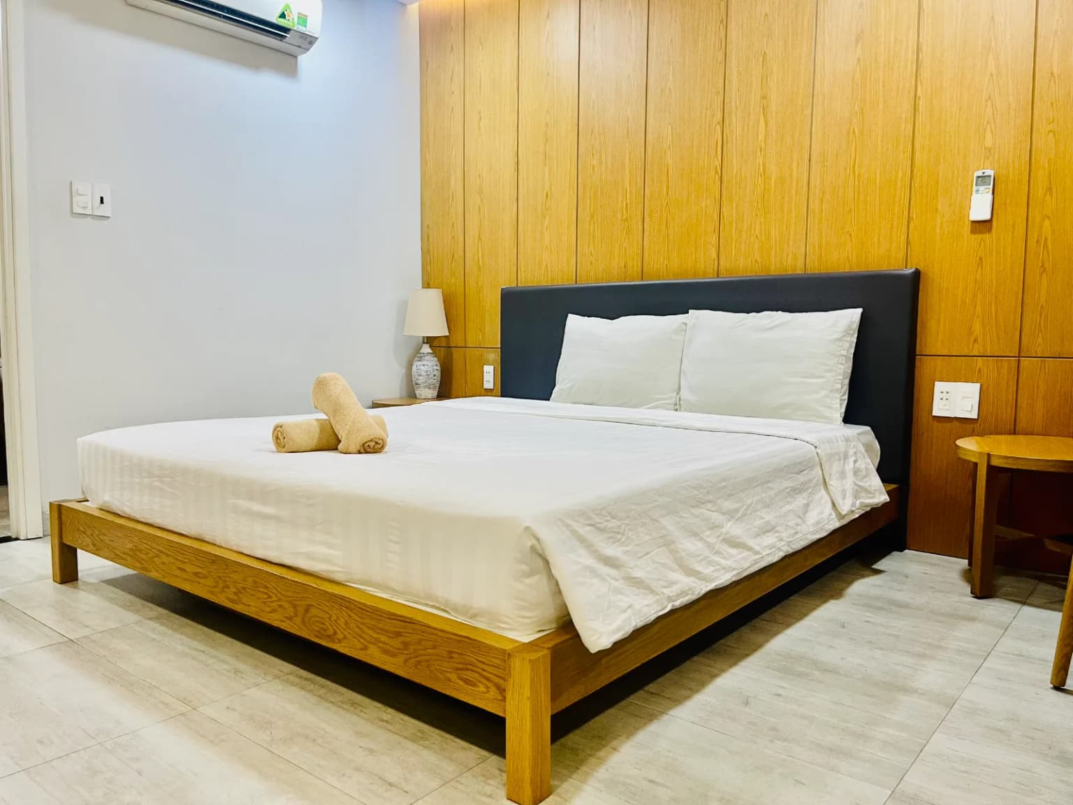 Dawn Studio - Ergo Chair & King Bed near Beach 3