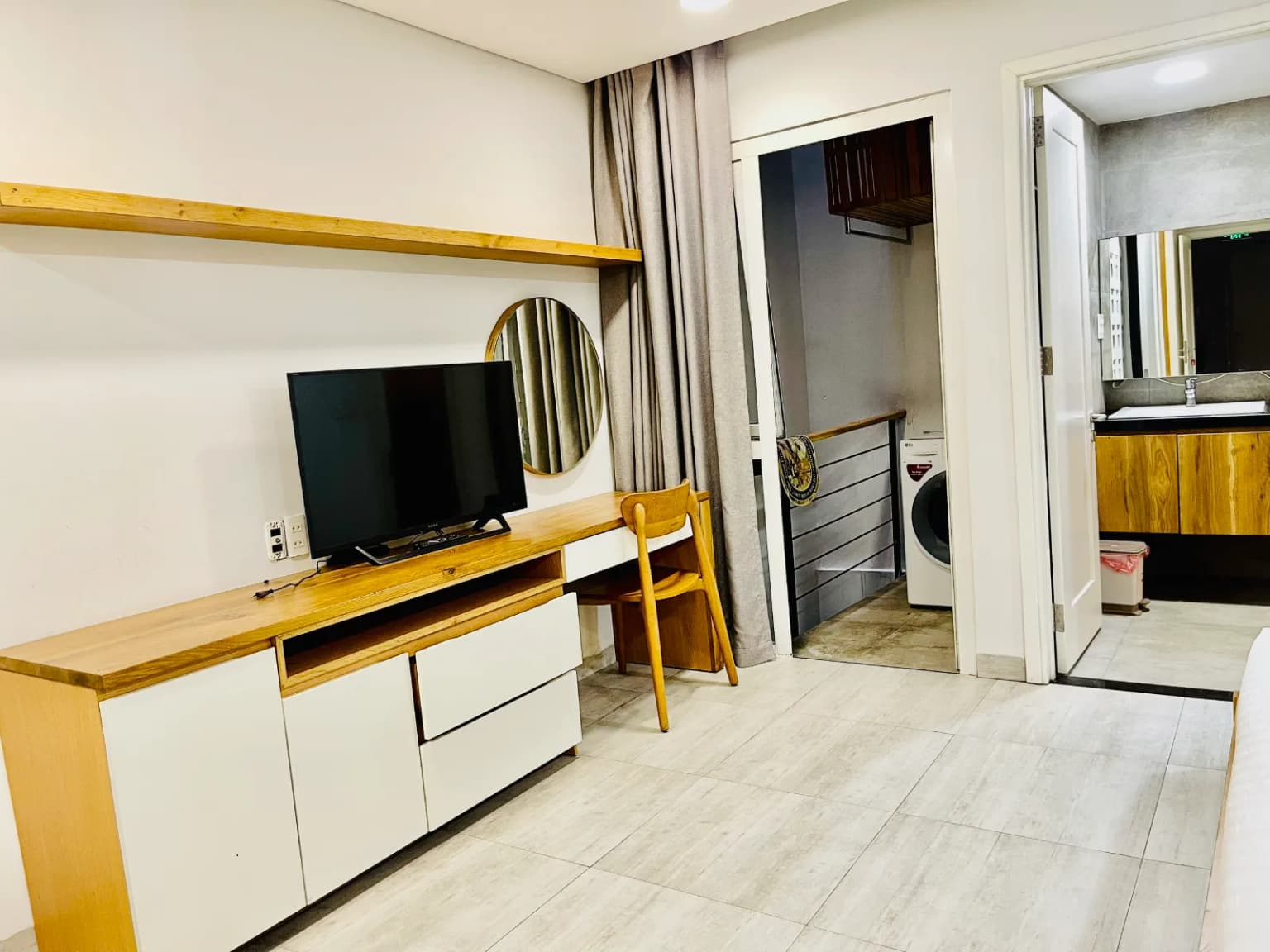 Dawn Studio - Ergo Chair & King Bed near Beach 4