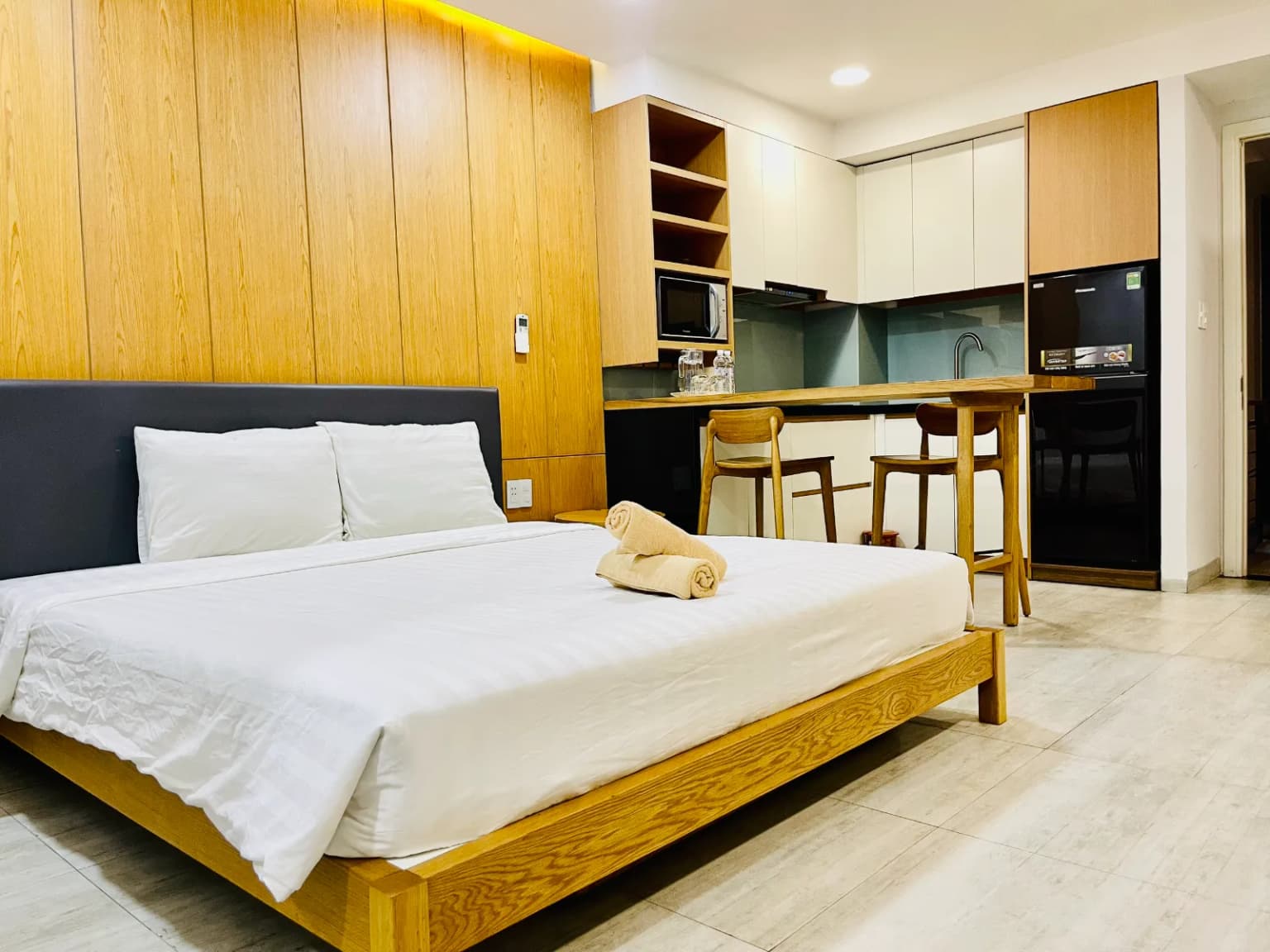 Dawn Studio - Ergo Chair & King Bed near Beach 5