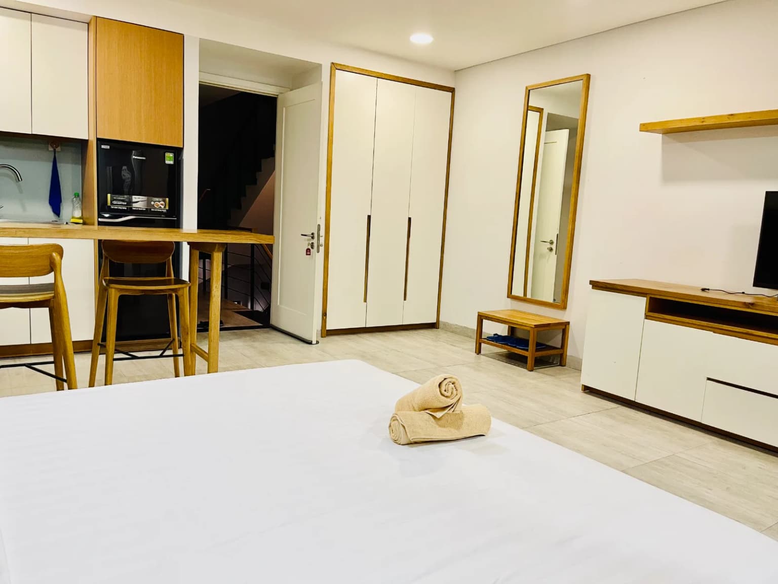 Dawn Studio - Ergo Chair & King Bed near Beach 6