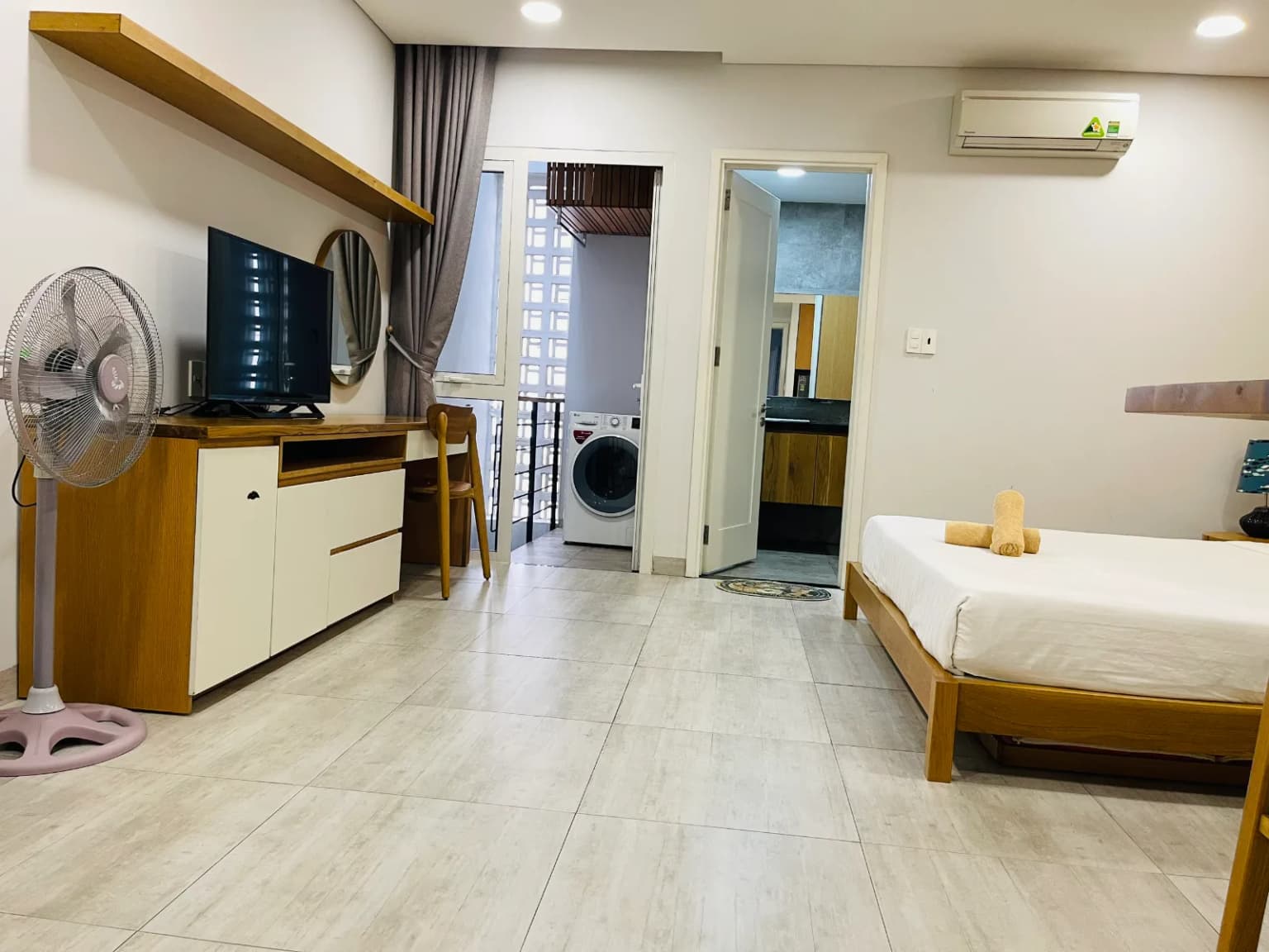 Dawn Apt (Floor 5) – Breezy Breeze Balcony 3
