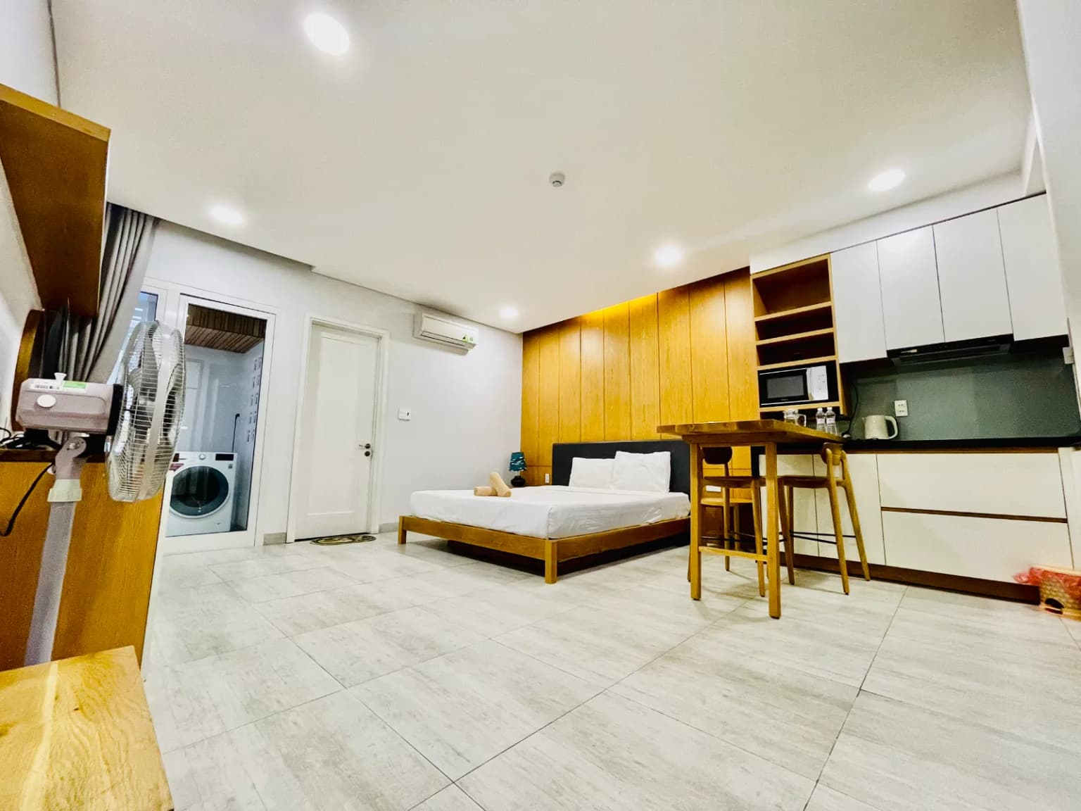Dawn Apt (Floor 5) – Breezy Breeze Balcony 4